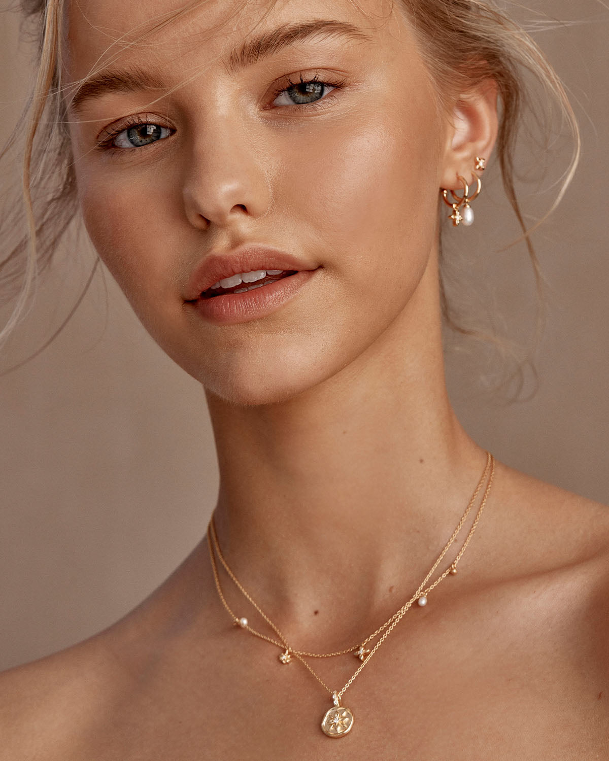 By Charlotte Live in Peace Choker, Gold