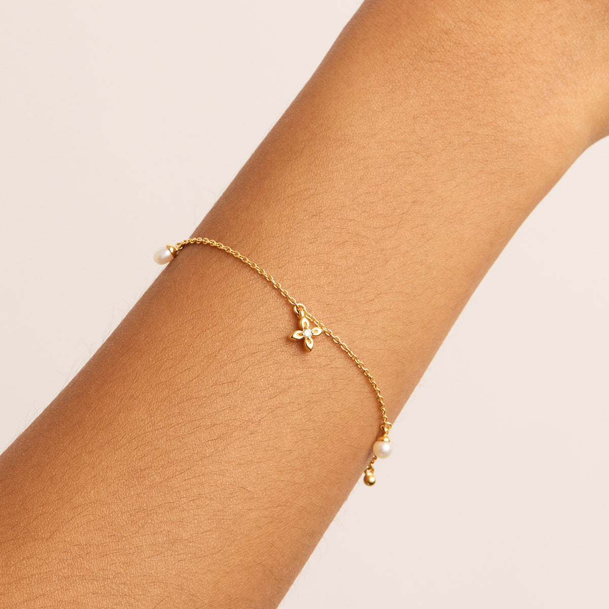 By Charlotte Live in Peace Bracelet, Gold